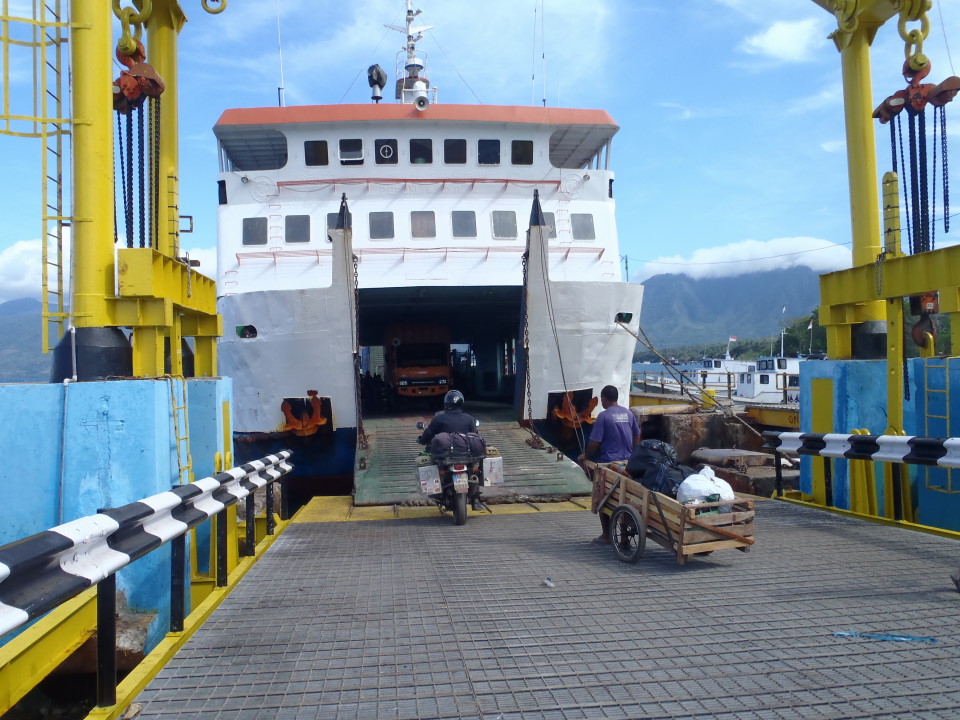 Flores - our ferry - still empty, how nice!