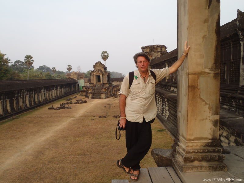 Angkor Wat extends over approximately 400 square kilometres