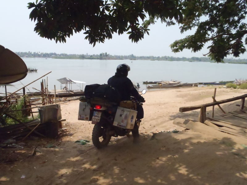 trying to find a \"ferry\" over the Mekong in Ban Nakasang to Don Dhet, Four Thousand Islands